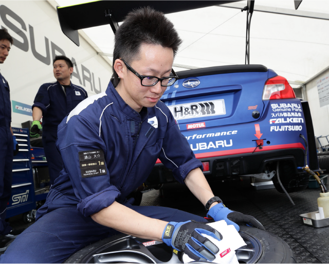 レースで戦うディーラーメカニック | メカニック 新卒採用情報