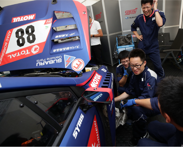 レースで戦うディーラーメカニック | メカニック 新卒採用情報