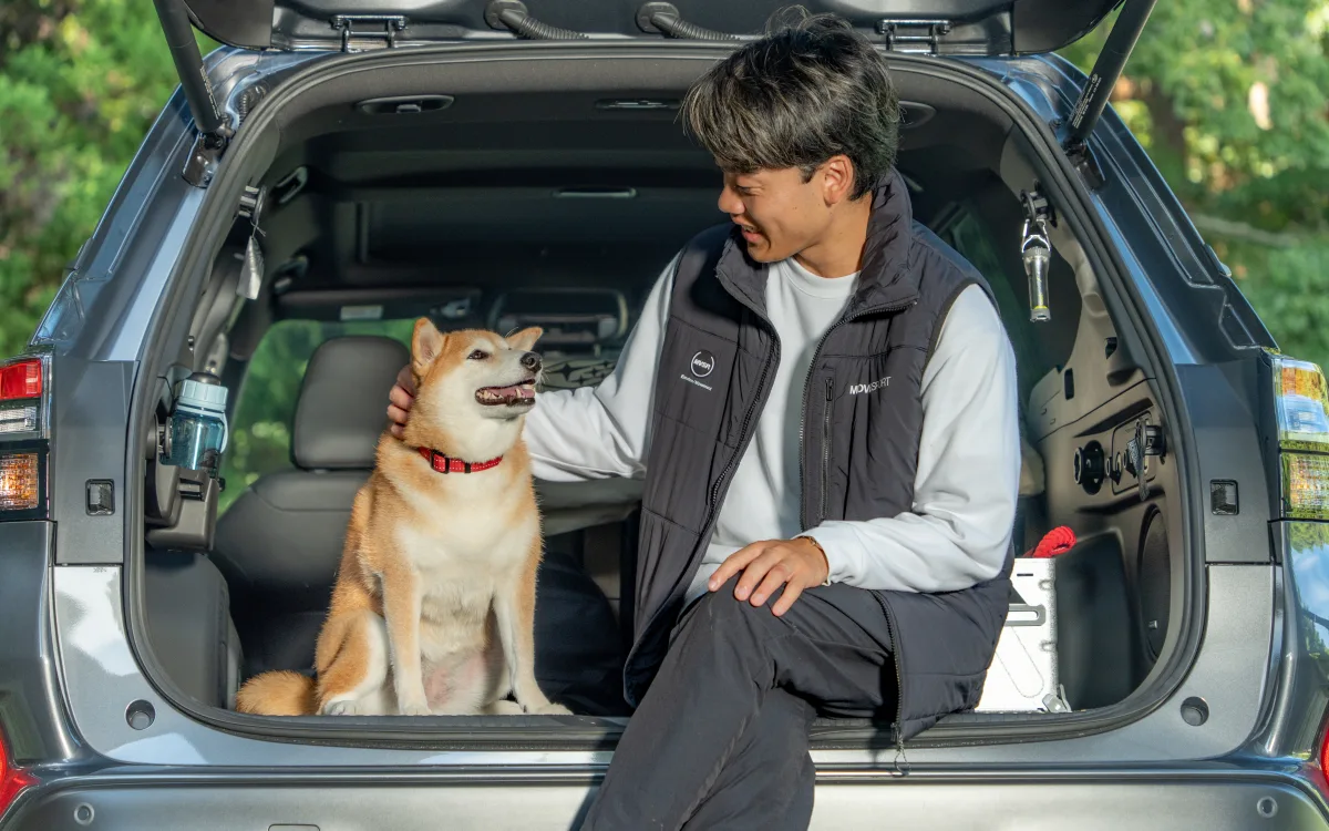 03 人生を、推す：愛犬とラゲッジスペースでくつろぐオーナー