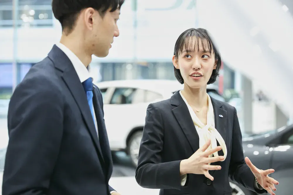 お客様の相談に応えるスタッフ