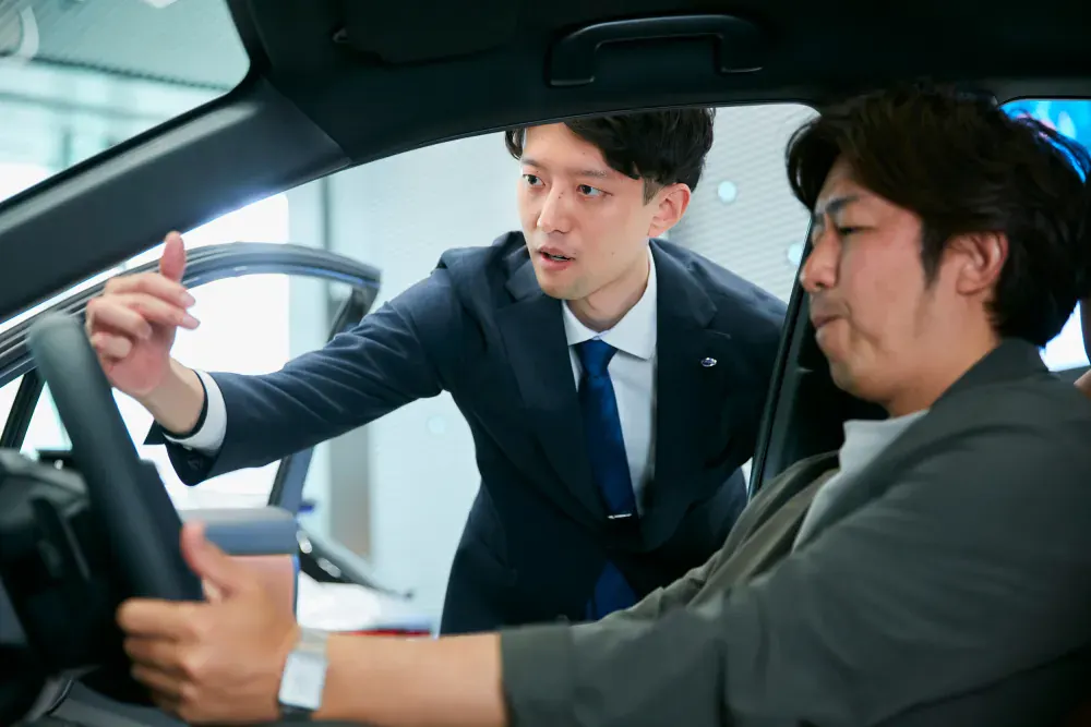 車内で装備を説明するスタッフ