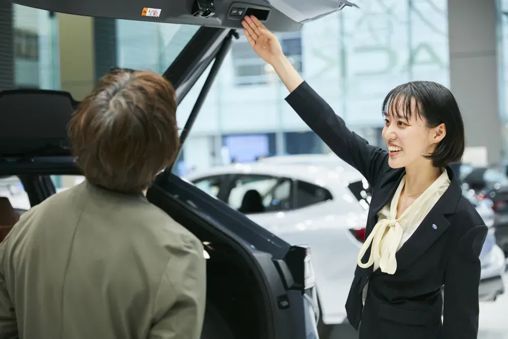 お客様にクルマを案内するスタッフ