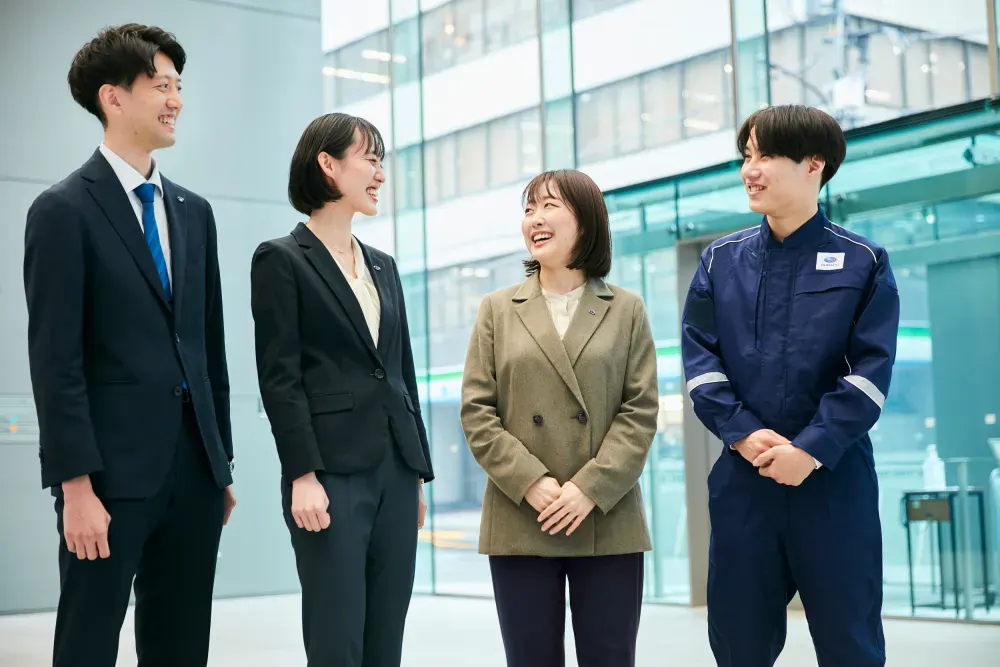 談笑するディーラーの社員たち